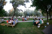 ORGANİK MEYVE - Vatandaşlar Sıcaklarda Parklara Akın Ediyor