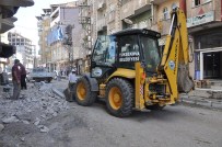 KALDIRIM ÇALIŞMASI - Yüksekova'da Yol Çalışması
