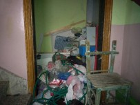 ÇÖP EV - Çanakkale'de Bir Evden 8 Kamyon Çöp Çıkarıldı