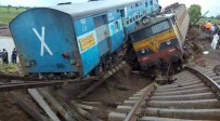 VARANASI - Hindistan'da 2 Yolcu Treni Raydan Çıktı Açıklaması En Az 24 Ölü