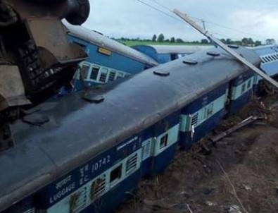 Hindistan'da iki tren raydan çıktı: 27 ölü
