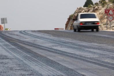 Mersin'de sıcak hava asfalt eritti