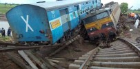 VARANASI - Yolcu Trenleri Raydan Çıktı Açıklaması 24 Ölü !