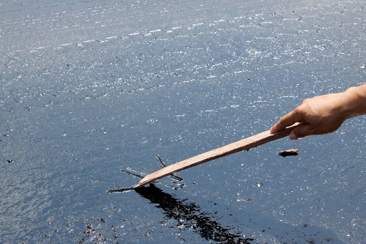 Mersin'de sıcak hava asfalt eritti