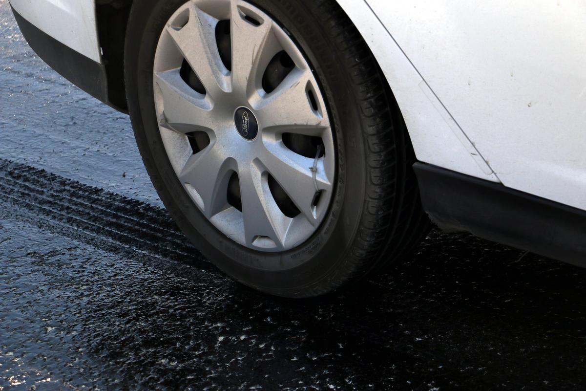 Mersin'de sıcak hava asfalt eritti