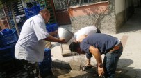 PAZARCI ESNAFI - Aşırı Sıcaktan Bunalan Pazarcılar Taşıma Suyla Serinliyor
