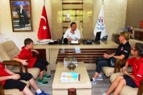 Milli Badmintonculardan Savaş Duman'a Teşekkür