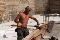 İNŞAAT İŞÇİLERİ - Kızgın Güneşin Altında Ekmek Parası İçin Savaşıyorlar