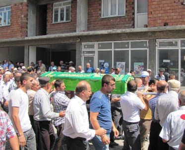 Uşak'taki Trafik Kazasında Hayatını Kaybeden Sağlıkçı Hisarcık'ta Toprağa Verildi