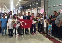 Altın Kızlar Havaalanında Karşılandı