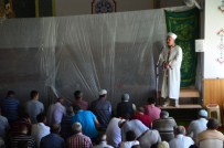 İmam Cuma Hutbesini Okul Sırası Üzerinde Okudu