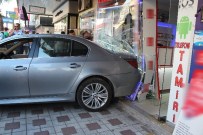 Kızdığı Cep Telefoncunun İşyerine Otomobiliyle Girdi