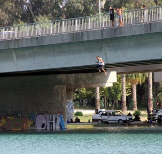 Otoyol Köprüsünden Ölümüne Atlayış