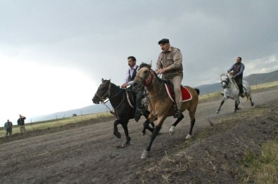 Rahvan Atları Kıyasıya Yarıştı