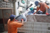 Tavana Kadar Dolu Çöp Eve Zabıtalar Emekleyerek Girdi