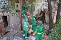 Temizlik İşçisi, İhbar Ettiği Kardeşinin Çöp Evini Temizledi