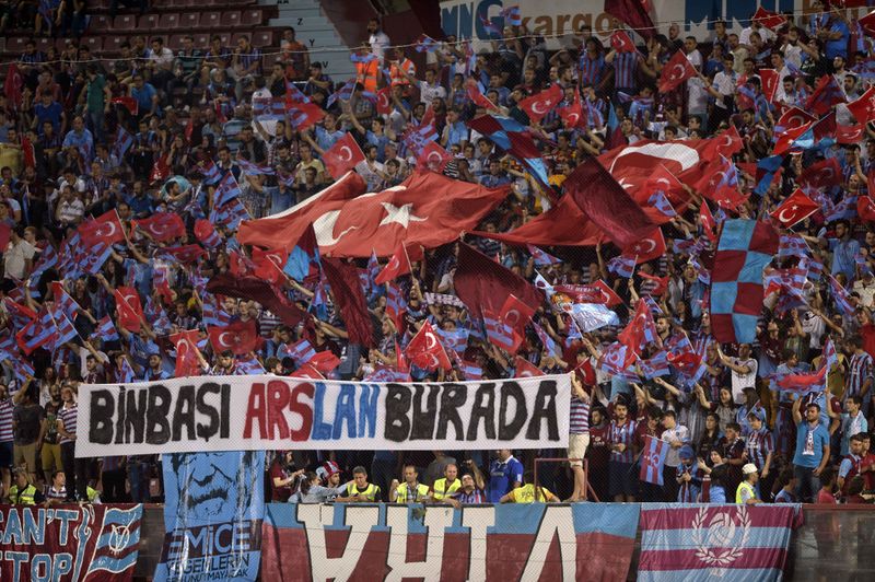 Trabzonlu futbolcular  asker selamı verdi