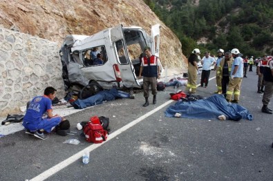 Balıkesir'de Mültecileri Taşıyan Minibüs İstinat Duvarına Çarptı Açıklaması 9 Ölü, 30 Yaralı