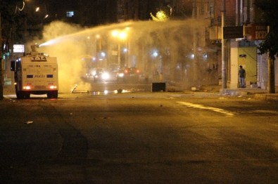 Diyarbakır'da Göstericiler Caddeyi Trafiğe Kapattınca Polis Anında Müdahalede Bulundu