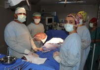 FITIK AMELİYATI - Fıtık Şikayetiyle Gitti, Karnından 11 Kiloluk Kist Çıktı