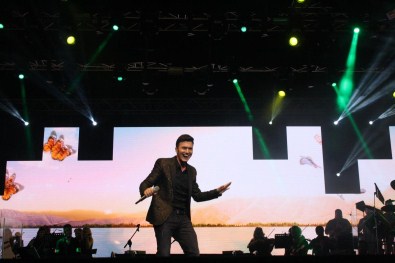 Mustafa Ceceli Açıkhava'da Konser Verdi
