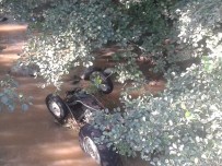 YILDIRIM DÜŞTÜ - Traktör Sel Sularına Kapıldı