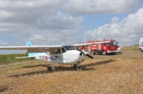 EĞİTİM UÇAĞI - Motoru Arızalanan Eğitim Uçağı Tarlaya İniş Yaptı