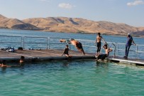 PİKNİK ALANI - Sıcaktan Bunalan Vatandaşlar Yüzen Havuzda Serinledi