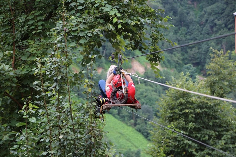 İlkel teleferikte 350 metrede 4 saat mahsur kaldı