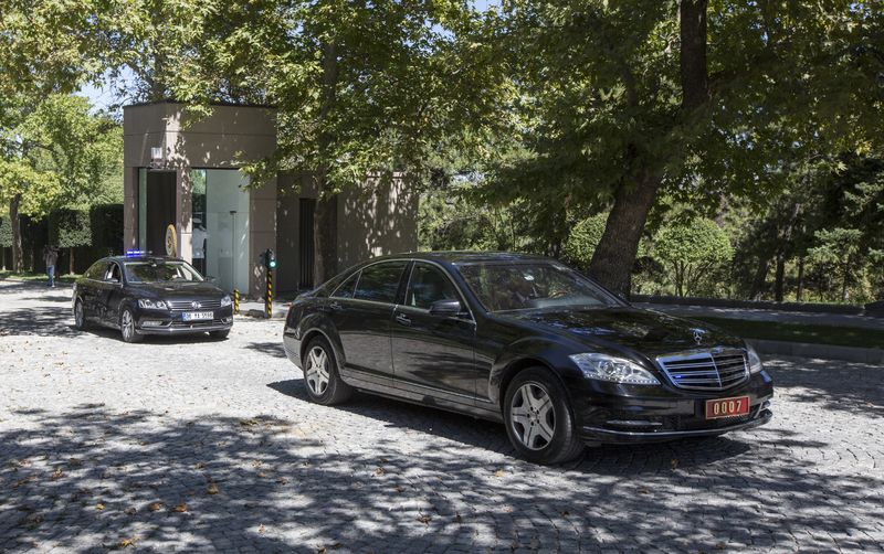 Başbakan Davutoğlu'ndan Türkeş'in kabrine ziyaret