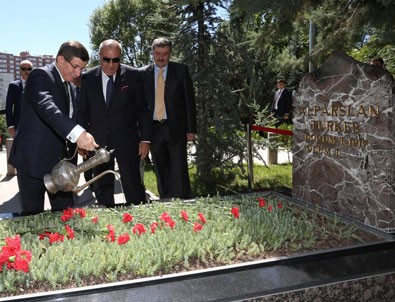 Başbakan Davutoğlu'ndan Türkeş'in kabrine ziyaret