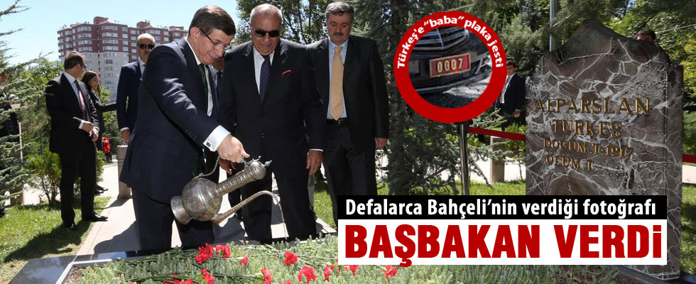 Başbakan Davutoğlu'ndan Türkeş'in kabrine ziyaret