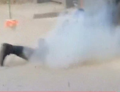 Bomba polisin elinde patladı