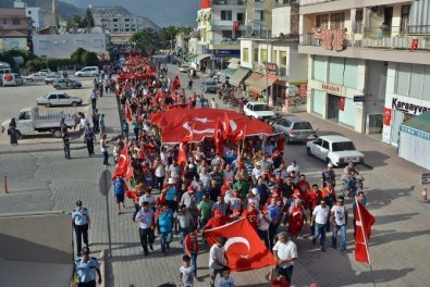 Demre'de 5 Bin Kişi Şehitler İçin Yürüdü