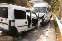 MİNİBÜS ŞOFÖRÜ - Gümüşhane'de Trafik Kazası Açıklaması 3 Yaralı