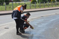 KURUÇEŞME - İzmit'te Yola Dökülen Kimyasal Atık Paniğe Neden Oldu