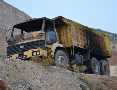 Kahramanmaraş'ta teröristler iş makinelerini yaktı