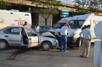 KOCAPıNAR - Servis Aracı İle Otomobil Çarpıştı Açıklaması 2 Yaralı