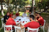 TÜRK TELEKOM ARENA - Sneıjder'den Takım Arkadaşlarına Barbekü Partisi