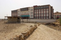 BAŞPıNAR - Okul Yolu Taş Ve Tel Örgü İle Kapatıldı