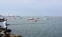 SAHİL YOLU - Vatandaşların Hafta Sonu Balık Tutma Keyfi