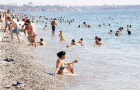 Antalya'da Sıcaktan Bunalanlar Sahile Akın Etii