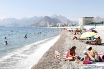 Antalya'da Sıcaktan Bunalanlar Sahile Akın Etti