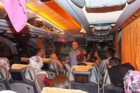 Kırşehir'de Doğuya Giden Otobüs Yolcularına Çikolata İkram Edilip Çiçek Verildi