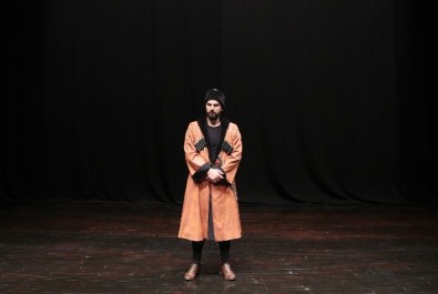 (Özel) Kurtlar Vadisi'nin Küpeli'sinden Türk Tiyatrosunda Bir İlk