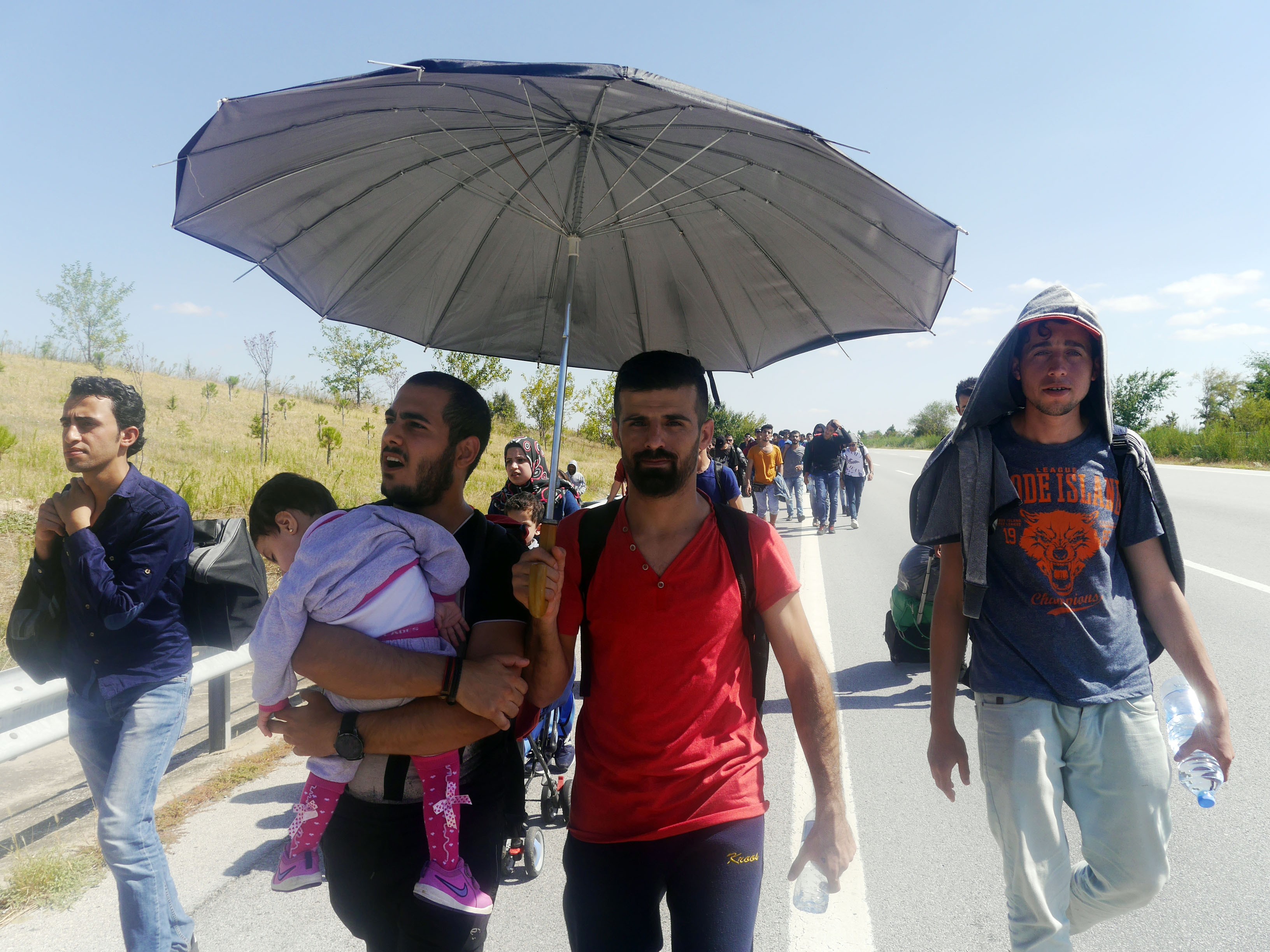 Suriyeliler Edirne'ye otobandan yürüyor