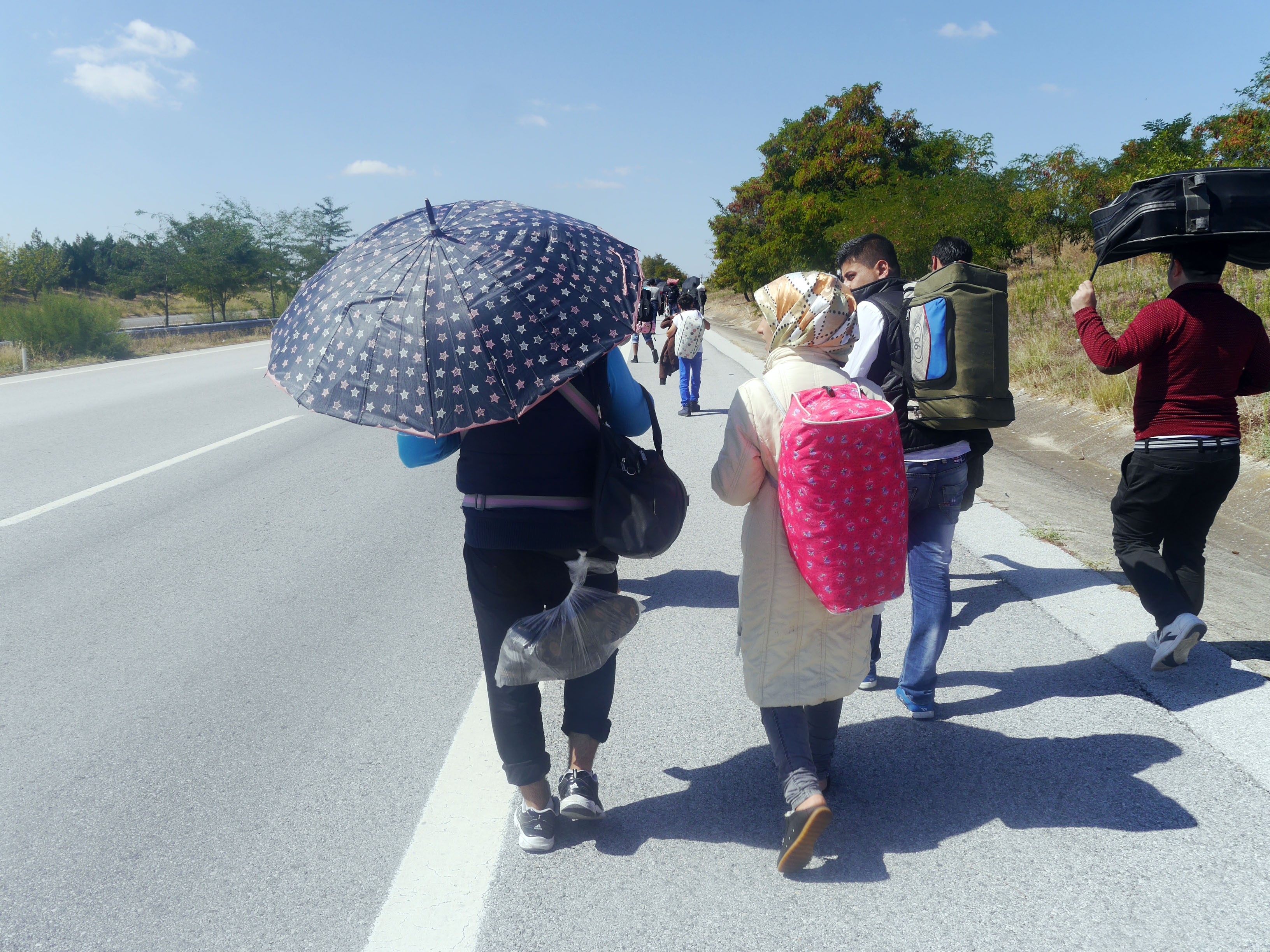 Suriyeliler Edirne'ye otobandan yürüyor
