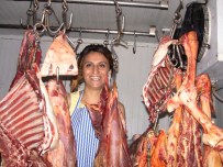 Artvinli Bayan Kasap Yaptığı İşle Dikkat Çekiyor