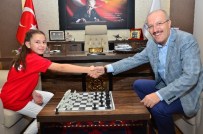 SATRANÇ ŞAMPİYONASI - Satranç Şampiyonu Başkanla Satranç Oynadı