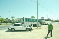 Tur Midibüsü Otomobile Çarptı Açıklaması 1 Yaralı